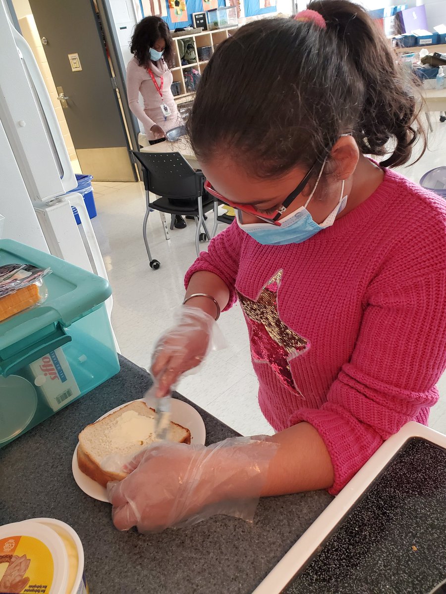 Ms_Manalis's tweet image. Ended our week with warm grilled cheese sandwiches! The students independently prepared their individual sandwiches, way to go!🥪🍽👩‍🍳 #cookingprogram #lifeskills #communityclass @BerylFordPS @PeelSchools