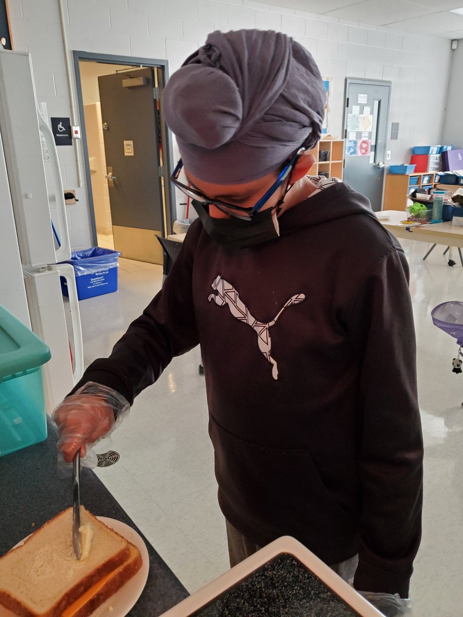 Ms_Manalis's tweet image. Ended our week with warm grilled cheese sandwiches! The students independently prepared their individual sandwiches, way to go!🥪🍽👩‍🍳 #cookingprogram #lifeskills #communityclass @BerylFordPS @PeelSchools
