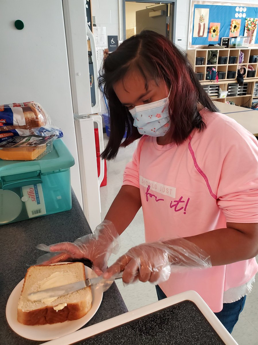 Ms_Manalis's tweet image. Ended our week with warm grilled cheese sandwiches! The students independently prepared their individual sandwiches, way to go!🥪🍽👩‍🍳 #cookingprogram #lifeskills #communityclass @BerylFordPS @PeelSchools