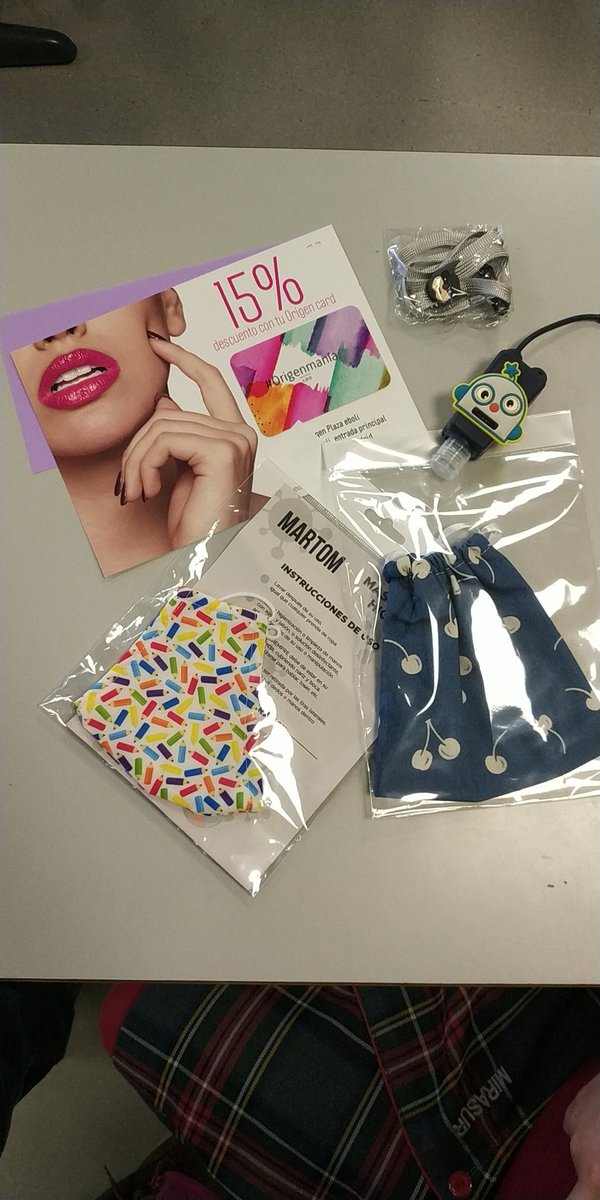 ColegioMirasur's tweet photo. Jessica Sánchez Díaz-Regañón mamá de una alumna de 1° EP de nuestro cole, ha donado para nuestros alumnos y profes, kits individuales de mascarillas, gel y cintas de sujección. Muchas gracias. Un gesto increíble. https://t.co/XndK0kgOvB