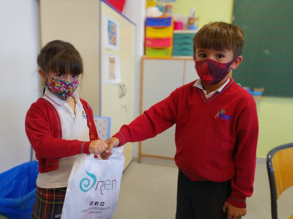 ColegioMirasur's tweet photo. Jessica Sánchez Díaz-Regañón mamá de una alumna de 1° EP de nuestro cole, ha donado para nuestros alumnos y profes, kits individuales de mascarillas, gel y cintas de sujección. Muchas gracias. Un gesto increíble. https://t.co/XndK0kgOvB