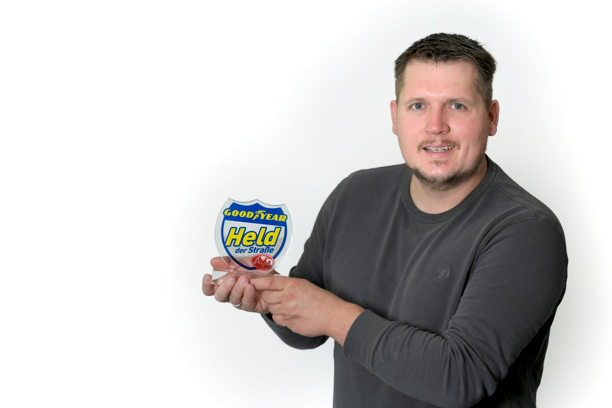 #Motorradunfall an einer belebten Kreuzung in #Rüthen im Kreis #Soest. Marcel Wieseler zögerte keine Sekunde und kam dem verunglückten #Biker zu Hilfe. Unser #Held der Straße des Monats September 2020 bit.ly/345fv1U #ErsteHilfe