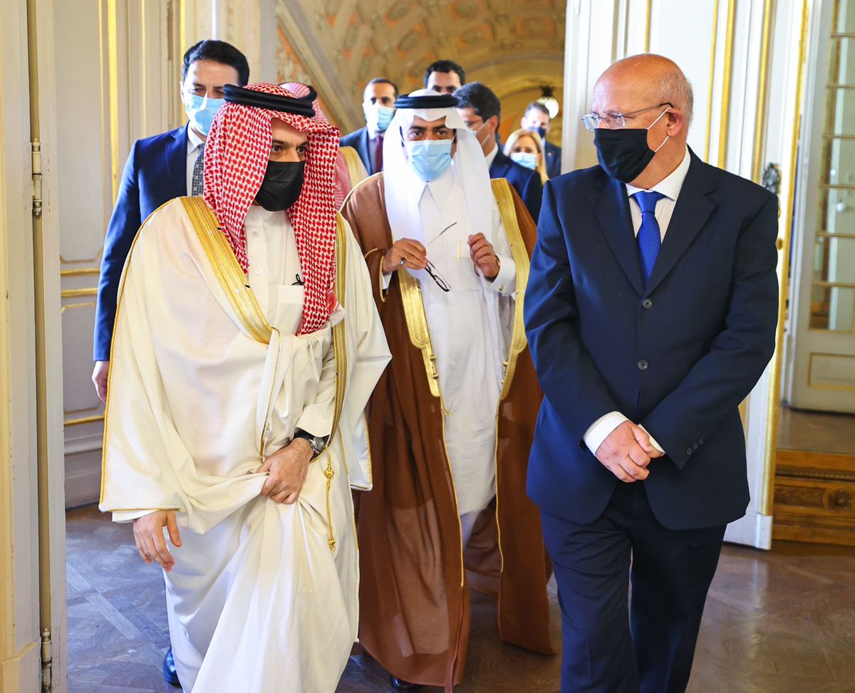 KSAMOFA's tweet photo. #لشبونة | وزير الخارجية الأمير  #فيصل_بن_فرحان  @FaisalBinFarhan يلتقي وزير الخارجية البرتغالي أوغستو سانتوس سيلفا ويعقدان جلسة مباحثات جرى خلالها استعراض العلاقات الثنائية وسبل تعزيزها في شتى المجالات، إضافة إلى بحث المستجدات في المنطقة والقضايا ذات الاهتمام المشترك https://t.co/FYgqzmOCfV