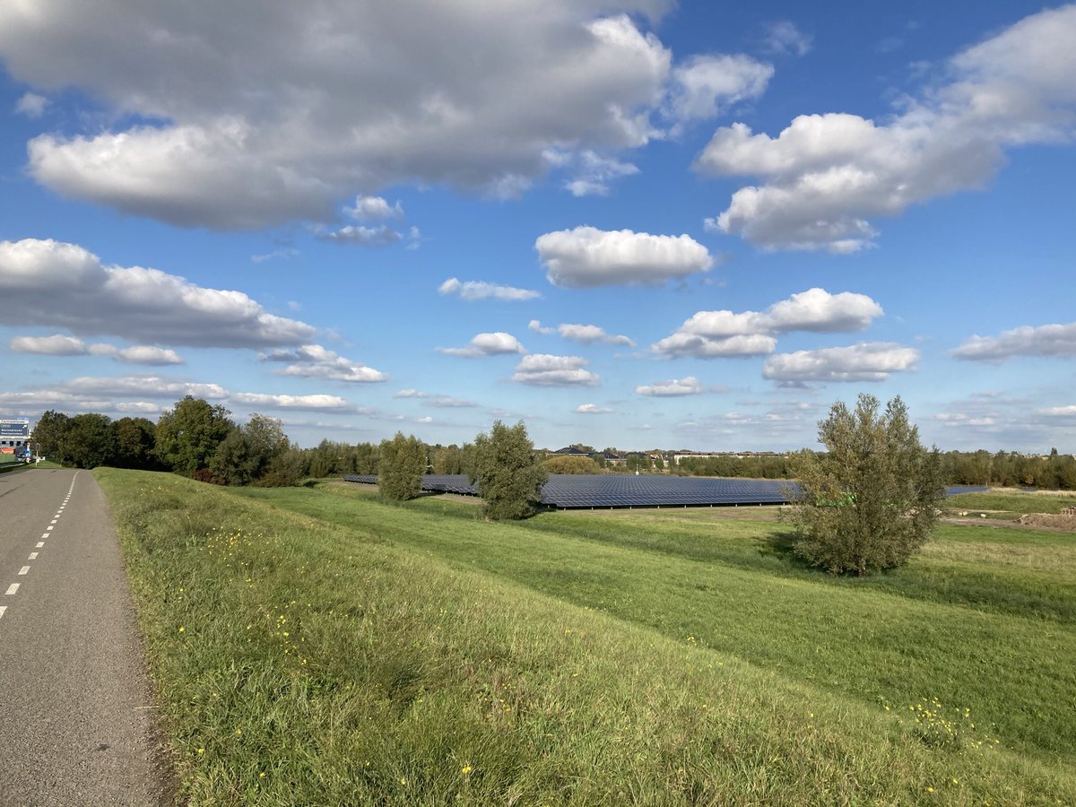 Peter2040's tweet image. Ik zag dat we hier ook een zonnepanelen hebben in #Barendrecht! Ik vraag me af voor welk #datacentrum?