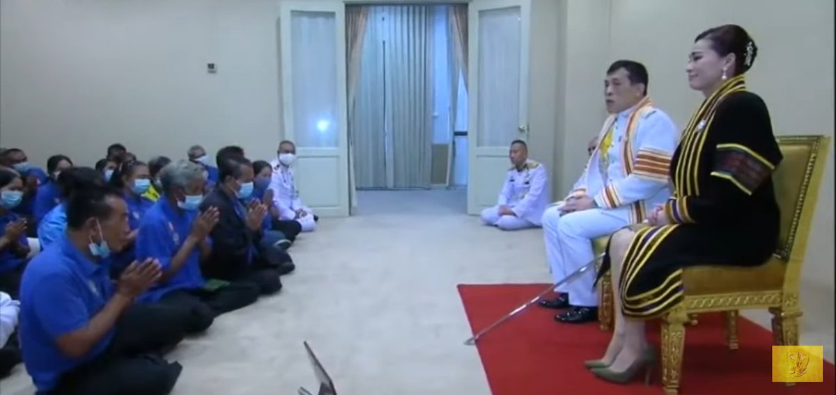 Antoinett_1971's tweet photo. ในขณะที่ประชาชนกำลังเรียกร้องประชาธิปไตยอย่างลำบาก พระมหากษัตริย์กลับหนีไปยังที่อื่น และหาข้ออ้างว่าไปปฏิบัติพระราชกรณียกิจที่ตนควรกระทำไปตั้งนาน(มอบปริญญาบัตร) ขี้ขลาด!ตาขาวอีกทั้งยังอยู่เบื้องหลังการทำร้ายประชาชน กษัตริย์ฆาตกร ทอดทิ้งประชาชน! 
#วชิราลงกรณ์เป็นฆาตกร #ม็อบ16ตุลา https://t.co/qQFF8X6mNQ