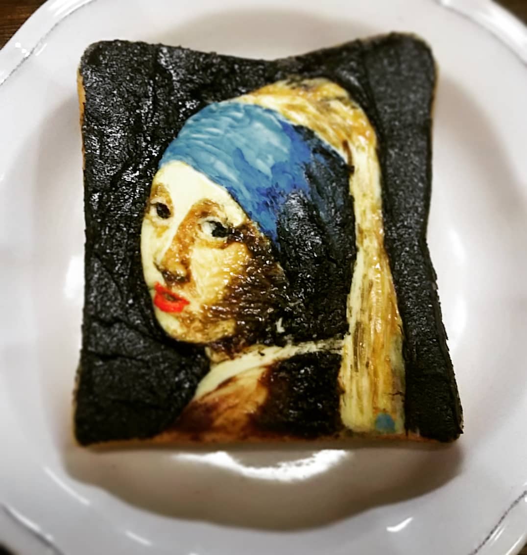 櫛野展正 クシノテラス 兵庫県在住の藤本あづささんは インスタグラムのタイムラインで偶然にトーストアート の写真を見つけたことで 17年5月より独学でトーストアートの制作を開始 漫画や名画 浮世絵 ホラー映画など 自身の趣味を反映させた独自の