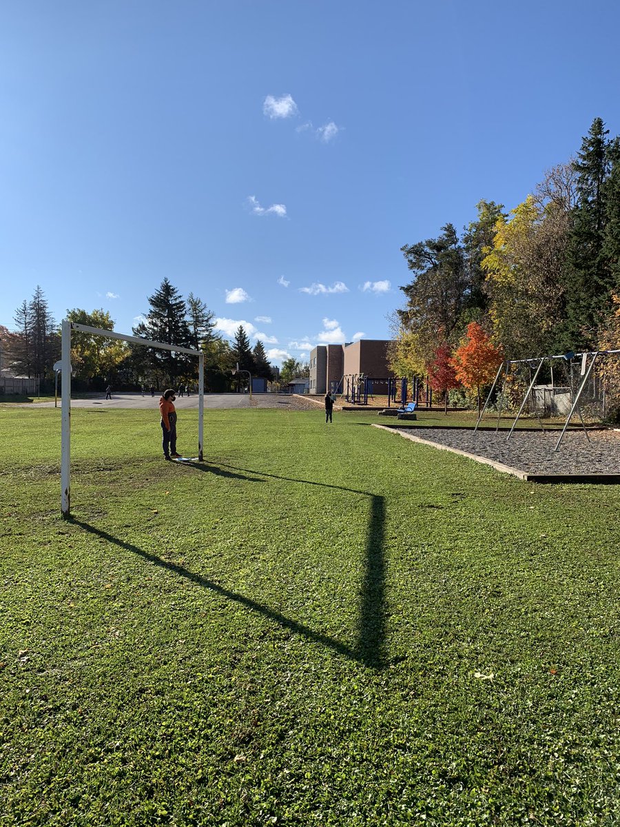 mrshickey12's tweet photo. 4/5B is loving spending our mornings outside working on our descriptive writing. We are noticing more and more about what is in our yard and our descriptive paragraphs are really improving ! @margaret_ps https://t.co/E2R8MZza0C