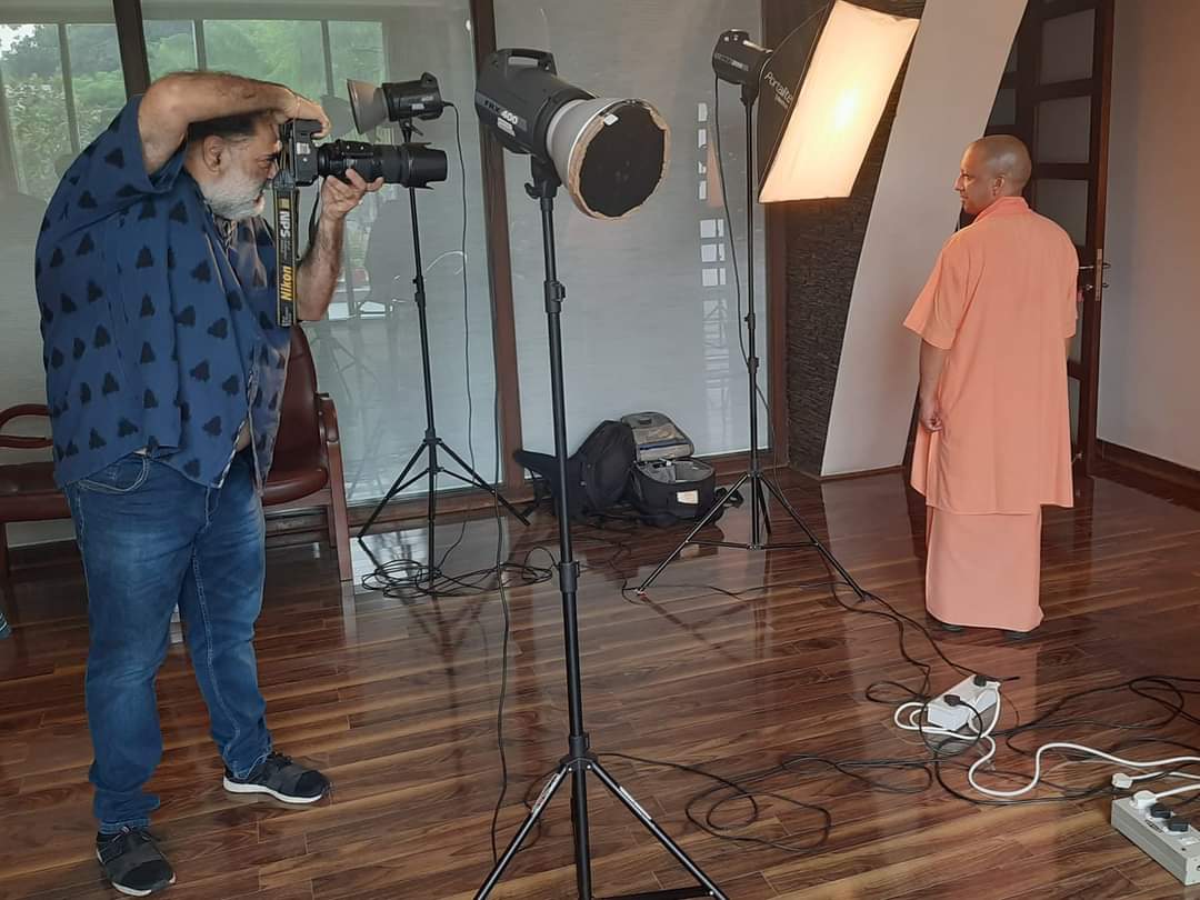 PragyaLive's tweet photo. इतना हाहाकार क्यों है..फ़ोटो खिचाने में क्या बुराई है..प्रिंट मीडिया वाले फ़ोटो तो खीचेंगे ही..इलेक्ट्रॉनिक वाले भी तो टिप टॉप करके ही बिठाते हैं ना..कहाँ लिखा है मुख्यमंत्री फ़ोटो नहीं खिंचा सकता... @myogiadityanath
#photography 
#photo 
#YogiAdityanath https://t.co/E1xL7FzIQl
