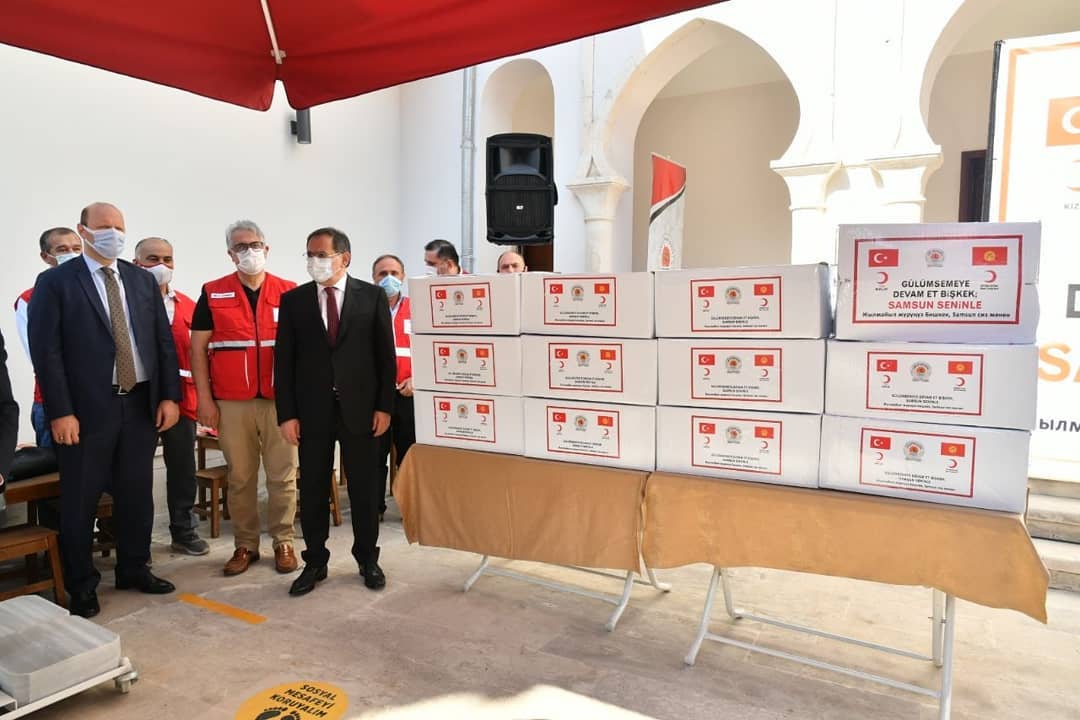 kizilaysamsun's tweet photo. Türk Kızılay ve Samsun Büyükşehir Belediyesi işbirliğiyle; Samsun'dan, kardeş şehir Kırgizistan'ın Bişkek şehrine, 180.000 adet maske tören eşliğinde gönderildi. https://t.co/fMsRNhJBWY