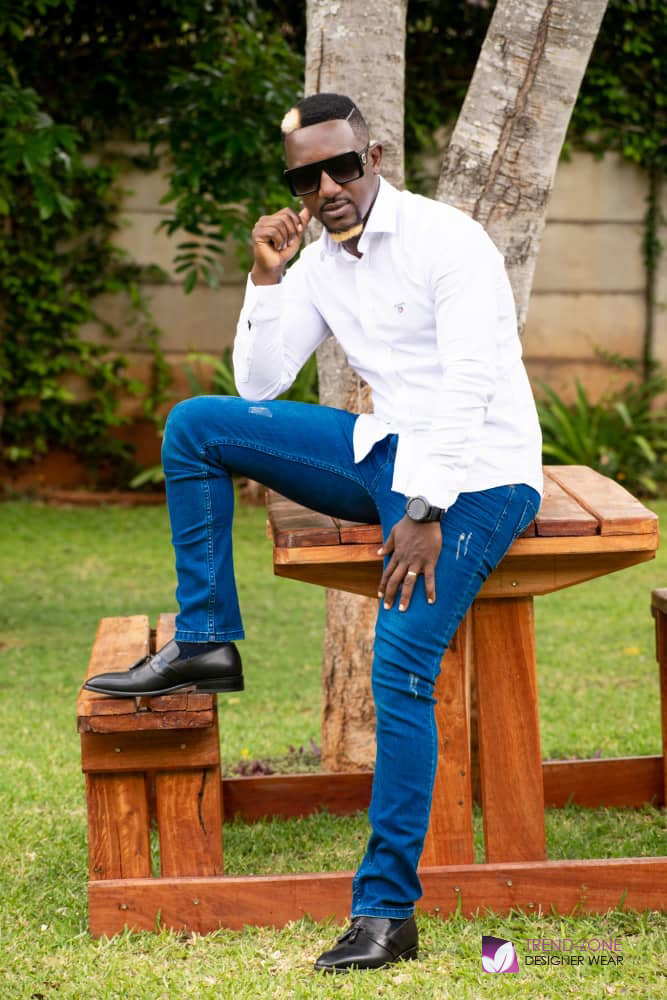 trendzonewear's tweet photo. Dailing back in #style, #casual as we start the #weekend helps you take control of how you #look. #missfloe #iamgeorgebillionaire #trendzonedesignerwear #fashionista #iamgb #proairzw https://t.co/N9cRe8KQgq