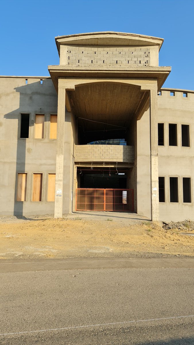 سؤال ...واتمنى الإجابه .. وسوف يكون سؤالي لامانة الباحة فهي المسؤل الأول والأخير عن الاجابه ..أما بلدية القرى فلم تجب على اي تسأل قبل هذا ..عموماً المركز الحضاري بالقرى له اكثر من خمسة اعوام بهذا الشكل من المتسبب في التأخير ارجو الاجابه بعيدا عن الدبلوماسية