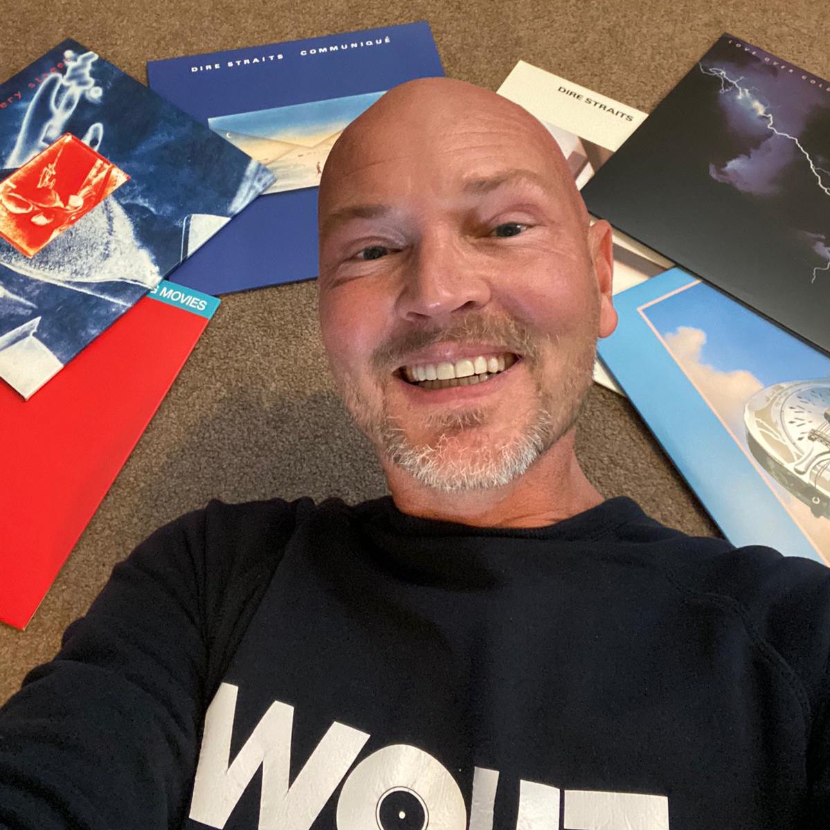 woutervdgoes's tweet photo. Ben ik nou echt op de grond gaan liggen voor een foto met allemaal Dire Straits LP’s? Ja, natuurlijk! 😂 Om hun prachtige nieuwe verzamelbox te vieren, draai ik vanavond 2 tracks van de band. Wat vind jij hun beste nummers? #VinylFriday #2op2 @NPORadio2 https://t.co/t6ZvHrVH7u