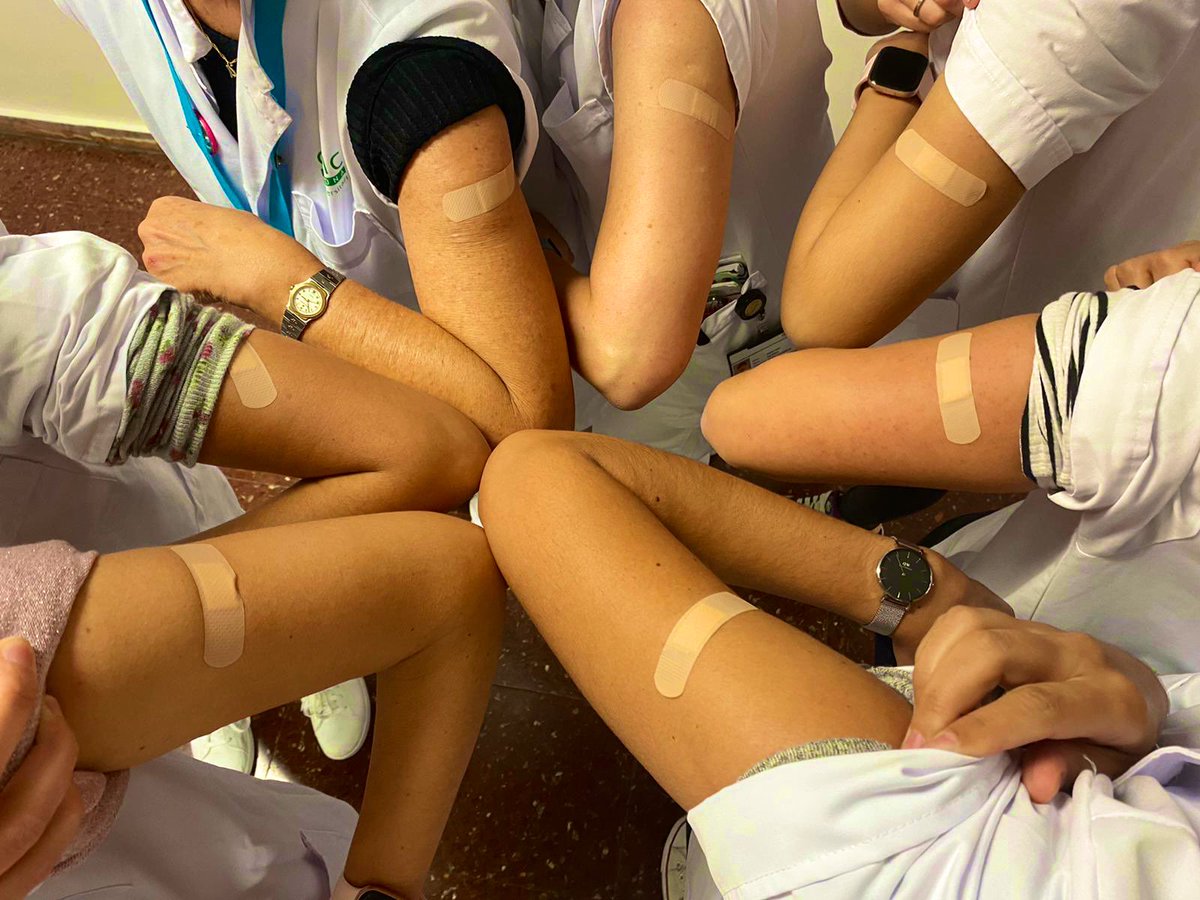 Mgranape's tweet photo. A la Unitat de Diabetis del #icmdmCLÍNIC de l’ @hospitalclinic ja ens hem vacunat de la #grip I tu? #aramesquemai #professionalsanitari #vacunagrip https://t.co/KzPbeZ02NV