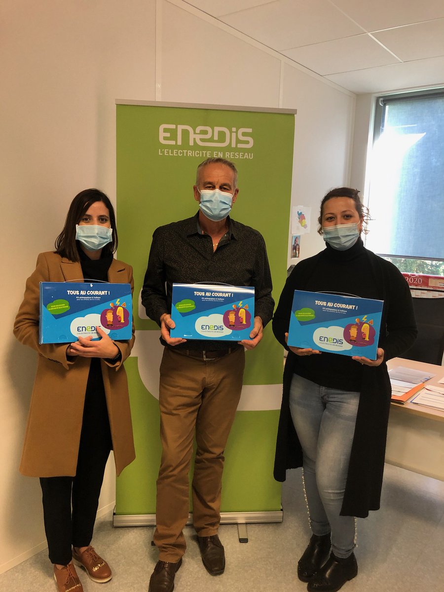 c_pauleau's tweet photo. Remise des mallettes pour lutter contre la précarité énergétique par #enedis aux médiateurs de #facevaucluse cet après-midi https://t.co/lgyRK78gyp