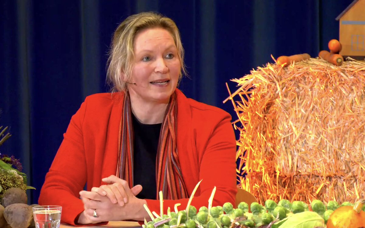 WeekvanOnsEten's tweet photo. Lector Future Food Systems Frederike Praasterink over ervaringsgericht leren:

"Als we meer inter-, of transdisciplinairy pilots kunnen organiseren tussen jonge mensen met verschillende achtergronden [...] zullen nieuwe ideeën en innovaties ontpoppen.

#dfw2020 #voedselinnovatie https://t.co/zKDbYmHarD