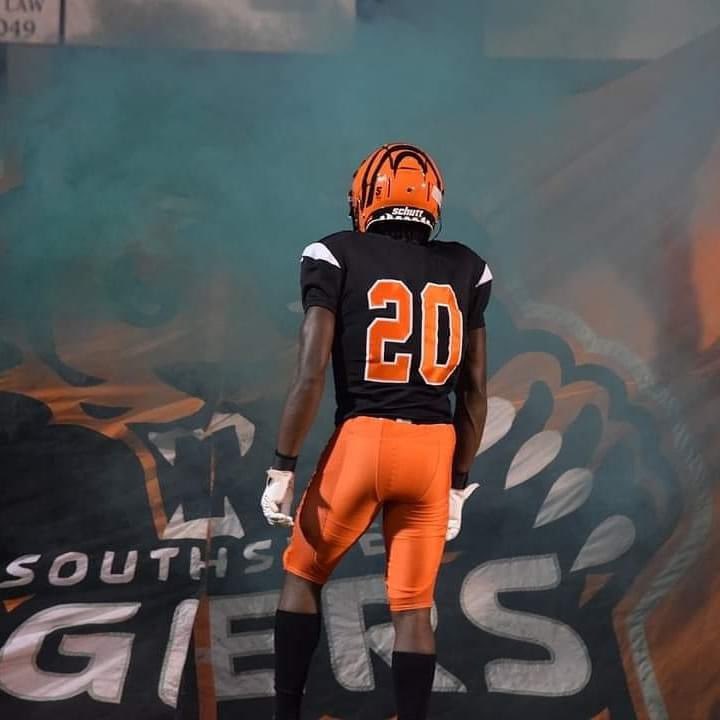 SHSTigers2's tweet photo. Get up Southside, Southside get up!! IT'S GAMEDAY!!! At Palmetto 7:30pm kickoff. If you aren't able to get a ticket, you can hear the game on the @theroar1055 105.5.
#bethemodel @southside_tigers_football https://t.co/rjyanScIOg