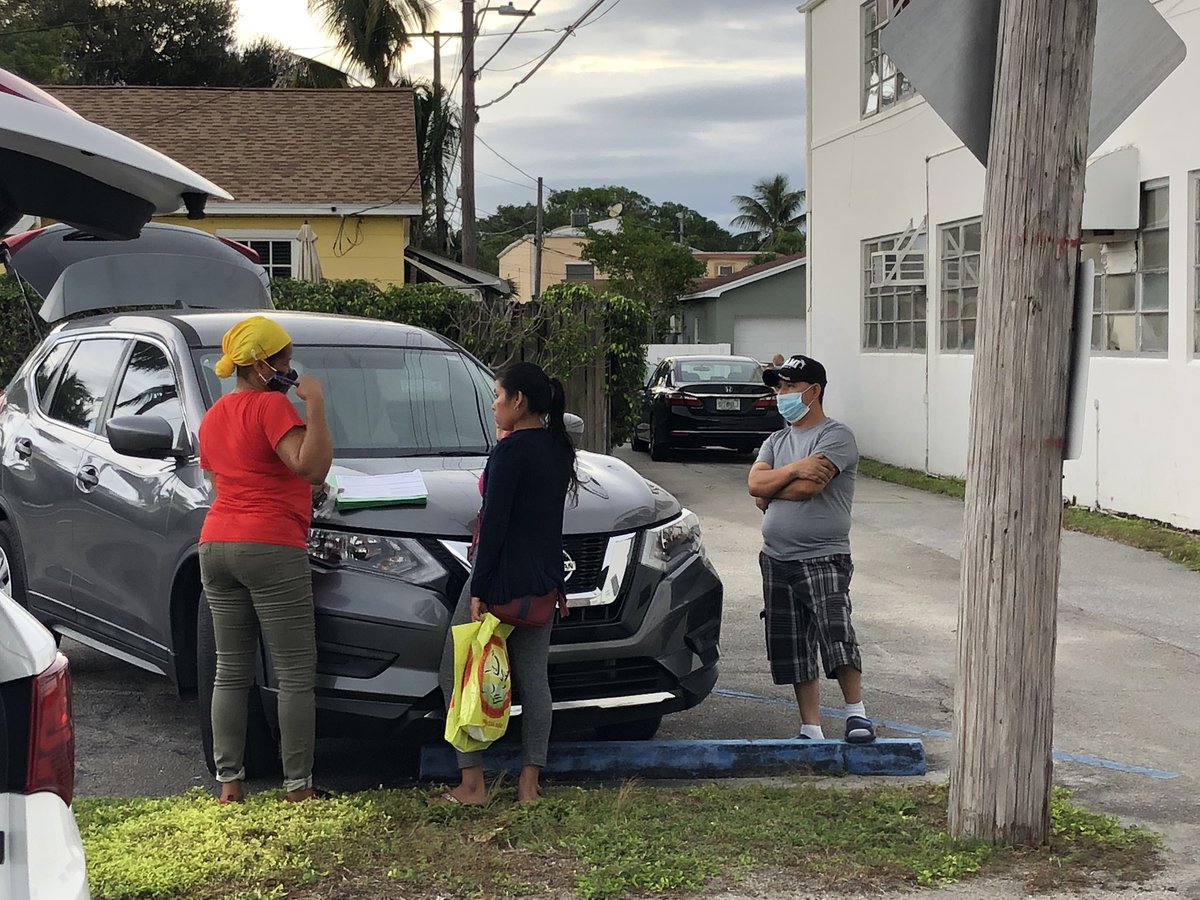 PalmBeachMEP's tweet image. A few of our marvelous MEP Team getting food donations ready for our migrant students and families. Thanks to the First Presbyterian Church of Lakeworth for you continued support #staysafe #weekendmeals #SocialDistancing #fridayfooddistribution @EsolPbc