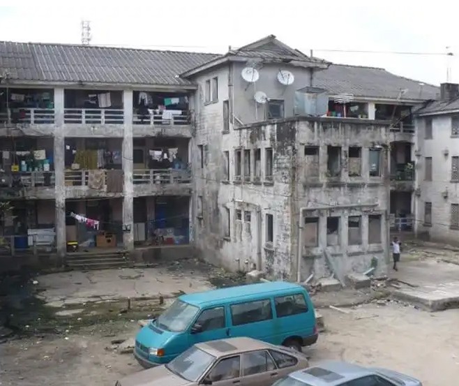 ObiagwuPatience's tweet photo. A police friend of mine lives in this dumpster (one of the barracks of the Nigeria Police Force). His family lives alongside flies, mosquitoes, rats and cockroaches. No basic amenities. Where is the Nigeria Police Trust Fund? Who dey chop dat money? #SoroSókè #KwusieOkwuIke https://t.co/PCGUDdxaJP