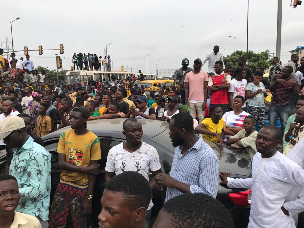 PHOTONEWS: Protesters In Ikorodu, Lagos
#EndSARS #EndSWAT 
FOLLOW LIVE: bit.ly/35b6EeC