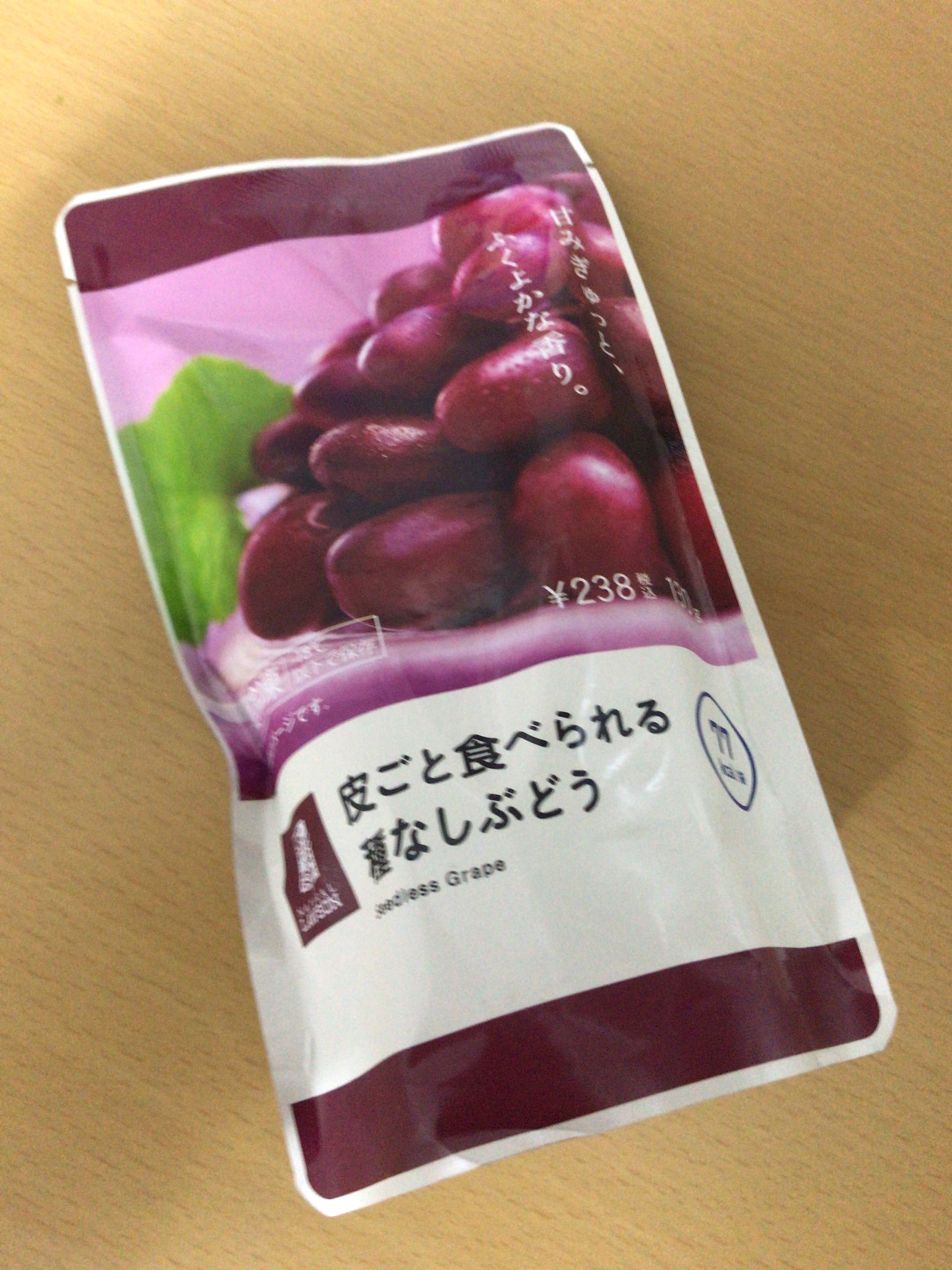 なおみ また久しぶりなものを買いました ナチュラルローソンに売ってる 冷凍ぶどうです なぜか無性に冷凍したフルーツ食べたくなる時があります いちごとかマンゴーとか色んな種類あるので気になる方は是非 ナチュラルローソン 冷凍