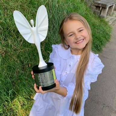 Isabella, a Rainbow from 7th Oldham Shore Edge has been recognised in the #PrideOfManchester Awards! Aged 4, she found her mum unconscious but successfully called 999. Amazing! Scroll to 32:55 to see her award presented by @JackPShepherd88 & @ollymurs! youtube.com/watch?v=d9qxqi…