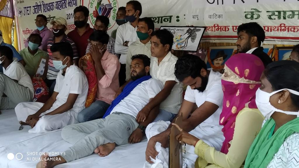 Anupma57515838's tweet photo. महोदय, भारत मे एक ऐसा बदनसीब राज्य है जिसका नाम है झारखंड,,,,, और उससे भी बदनसीब हम jtet 2016 qualified स्टूडेंट्स, जिन्हें शिक्षक बनने के लिए, बिलख बिलख कर रोना पड़ रहा है , फिर भी यहाँ की सरकार गूंगी बनी हुई है। 
@PMOIndia 
@DrRPNishank 
#JharkhandTeacherBahali https://t.co/P3zfYZ0Ycu