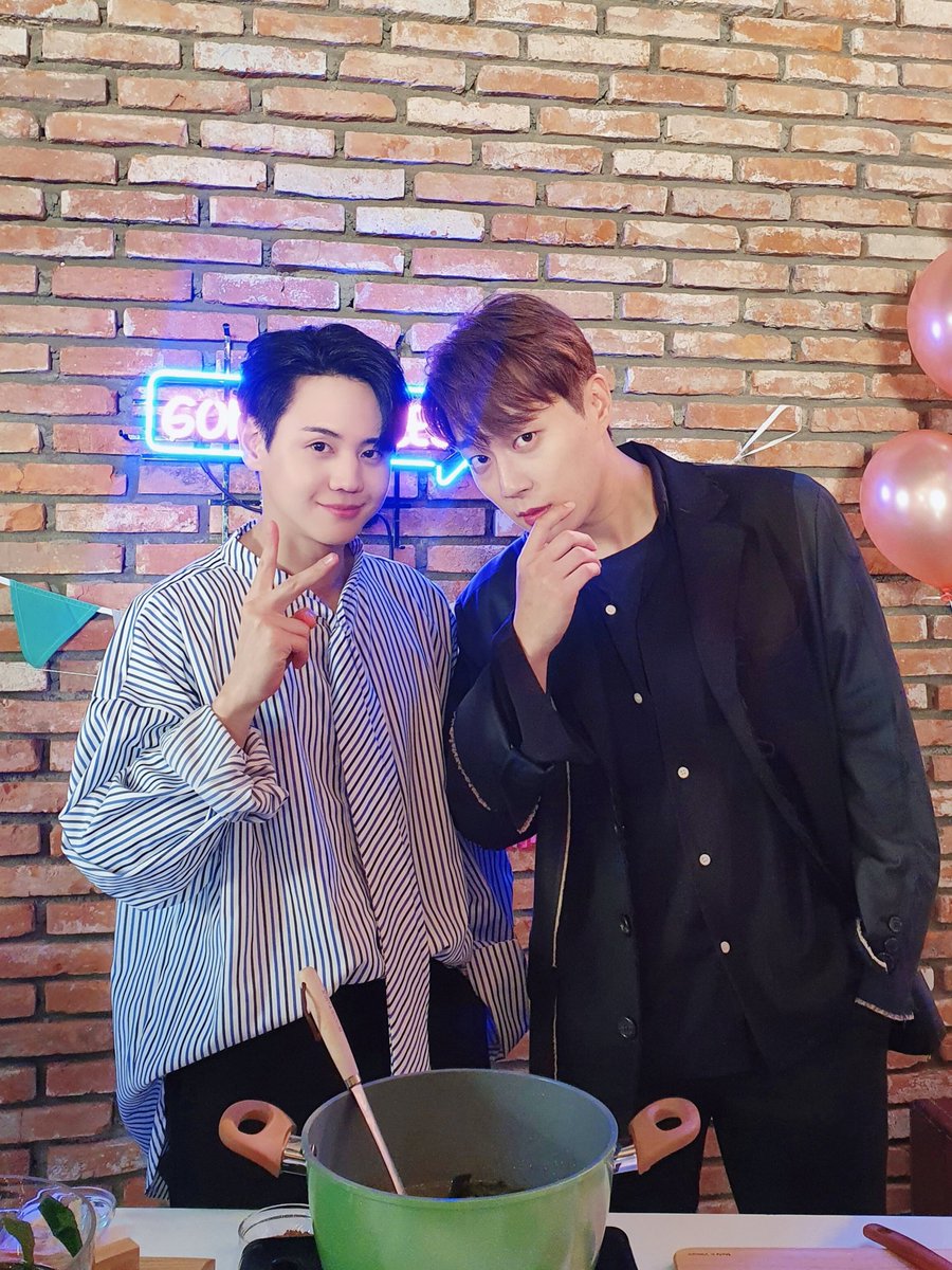Highlight_AUent's tweet photo. 긴 시간 동안 서로에게 든든한 울타리가 되어준 하이♡라이트! 지금까지 채워온 페이지들과 더불어 앞으로 펼쳐질 새로운 페이지들도 언제나 '서로'함께, 누구보다 아름답게 그려나갈 수 있기를 바라며 인사드립니다! 좋은 꿈 ��는 밤 보���세요:)

#하이라이트 #Highlight #윤두준 #양요섭 https://t.co/8i2IkQIqVe