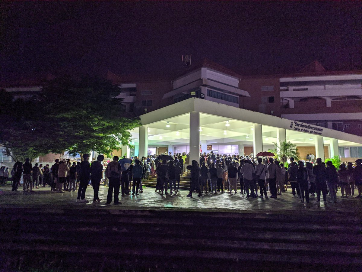plarazup's tweet photo. ที่วิทยาลัยการเมืองการปกครอง มหาวิทยาลัยมหาสารคาม นิสิต นักศึกษา ได้รวมตัวกันเพื่อออกมาประณามการกระทำของเจ้าหน้าที่ตำรวจ โดยกลุ่มแนวร่วมนิสิตมมส.เพื่อประชาธิปไตย เป็นแกนนำหลัก
#16ตุลาไปแยกปทุมวัน 
#มมสไม่ขออยู่ใต้ตีนใคร #มมส  
#whatishappeninginthailand https://t.co/QhBVGBkvB7