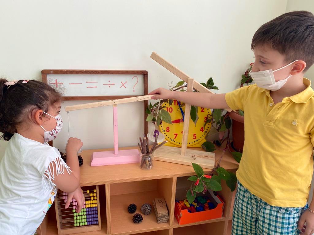 Uğur Okulları öğrenme merkezlerinde gerçekleşen 'Plan Oyun Hatırlama' sürecinde öğrencilerimizin öz düzenleme becerileri gelişmektedir.Bu süreçte; analitik düşünmeyi, karar vermeyi ve problem çözmeyi aktif olarak tecrübe ederler.<a href="/EnverYucel/">EnverYucel</a> <a href="/nevzatkulaber/">Nevzat Kulaberoğlu</a> <a href="/nilcicek/">Nil Çiçek</a> <a href="/TYorulmazlar/">Tuğçe Lale Yorulmazlar, MA</a>