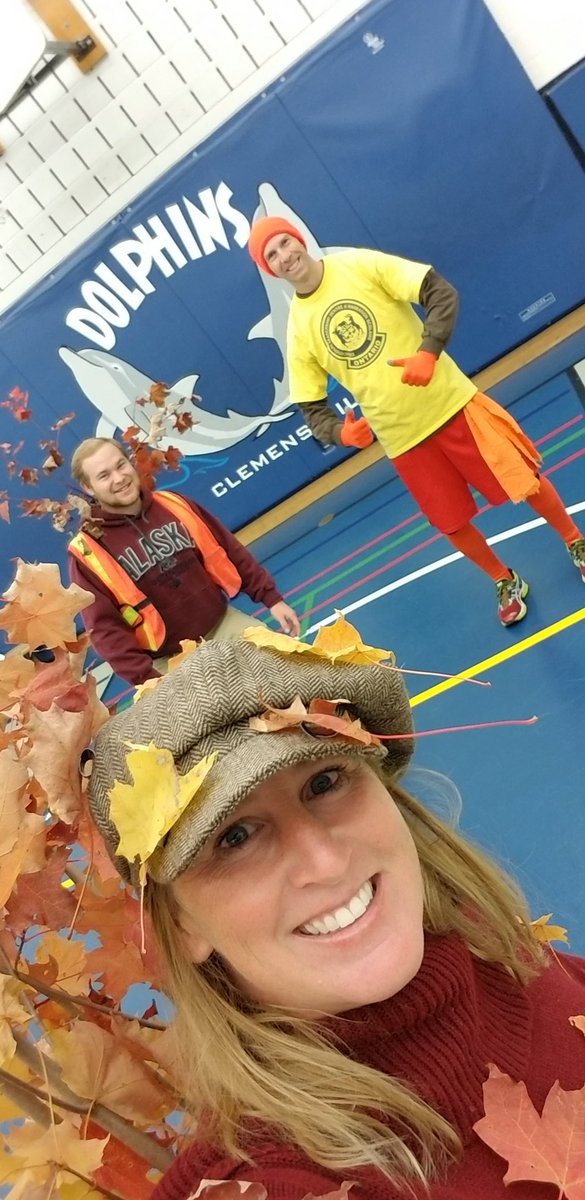 GilhespyKim's tweet photo. Spirit Day fun @Clemens_Mill #celebratingfall #treepose @CIRAOntario https://t.co/w1WtDpSphm