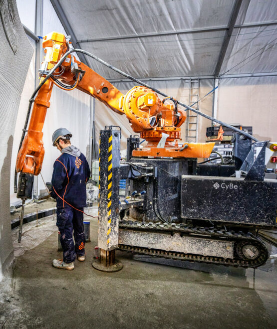 [🖨 #Impression3D]

<a href="/BouyguesBat_GO/">Bouygues Bâtiment GO</a> innove ➡️ les équipes impriment #Sphère, un bâtiment de 24m2 à l'entrée d'une résidence de logement sociaux 🌐

👉 Nos collaborateurs donnent vie au #progrès, avec l'impression 3D de béton développée par <a href="/CyBeCNSTRCTN/">CyBe Construction</a>.