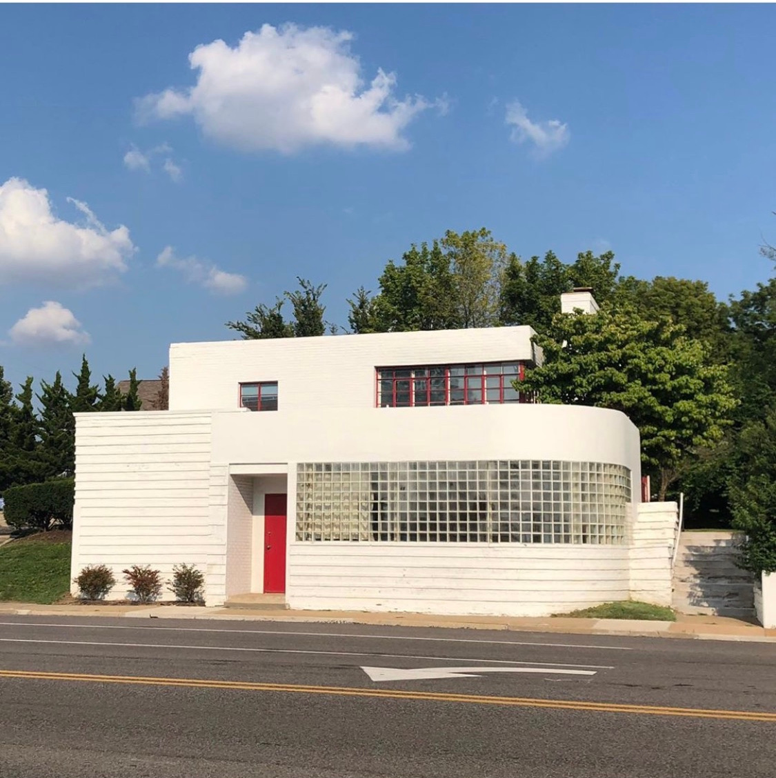 InteriorsKenny's tweet photo. OH MY GOODNESS! This would make the PERFECT interior design studio.
๐ธ: @stlgasm
#christiekennyinteriors #downersgrovedesigner #downersgrove #mcm #midcentury #midmodmonday #midmod #daydreamin #curbappeal #midcenturymodern #rightupmyalley #downtowndowersgrove #curbappeal https://t.co/ISoMplIJpr