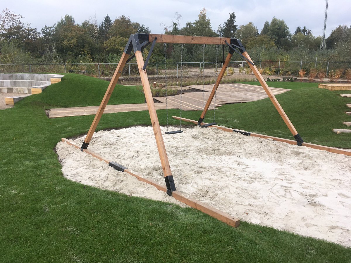 Vandaag voor het eerst sinds dec. 2019 de schommel geplaatst! Uniek want de rest is helaas gecanceld. Ik sta achter de regels, maar af en toe om moedeloos van te worden. Nog even volhouden iedereen, snel op naar betere tijden!