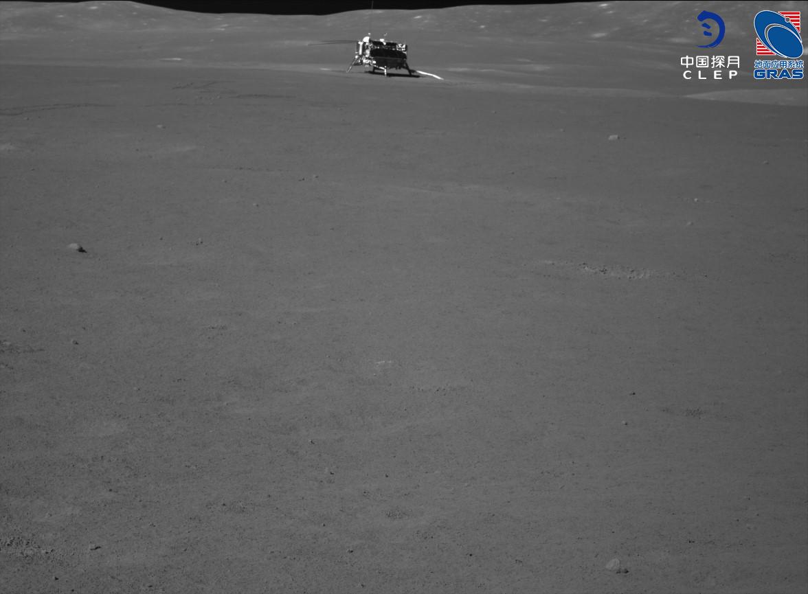 Toujours plus proche de nous... La Lune. Le rover Yutu-2 de la mission Chang'e-4 a entamé il y a quelques jours terrestres son 23ème jour lunaire sur la face cachée (images : via  @AJ_FI)