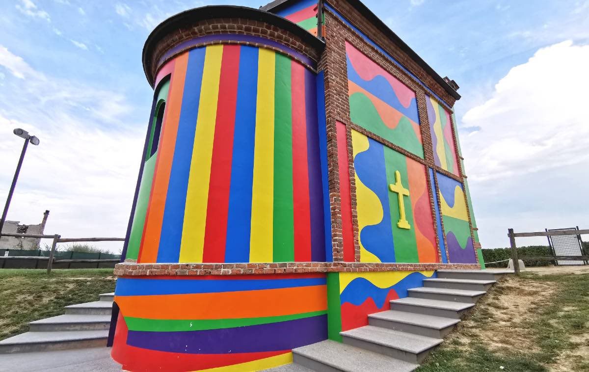 DBking85's tweet photo. Nella bellissima campagna piemontese, e più precisamente nella zona delle Langhe cuneesi nel comune de La Morra. La Cappella del Barolo degli artisti Sol LeWitt e David..come trasformare un edificio in rovina in una splendida testimonianza di arte contemporanea.
#BaroArte #DBArte https://t.co/u6N1XLxCpW