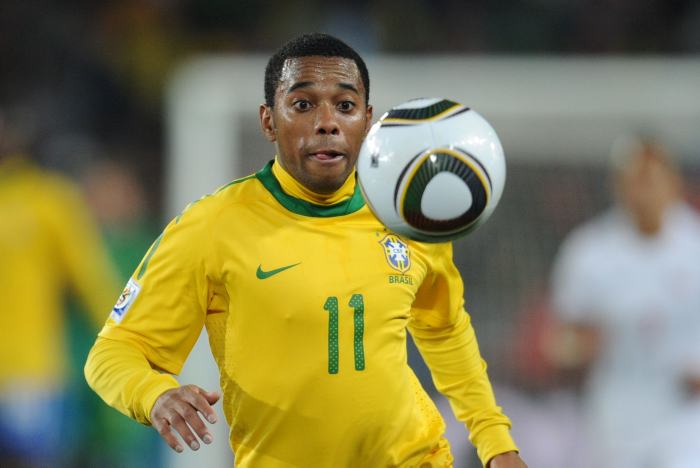 Canal5Estrelas's tweet image. Trecho de um dialogo interceptado entre Robinho e seu amigo envolvido no caso de estupro;
&quot;Jairo: – Eu te vi quando colocava o pênis dentro da boca dela.
Robinho: – Isso não significa transar.&quot;
Dialogo nojento, mas que demostra o que mulheres sofrem todos os dias. 
#RobinhoOut