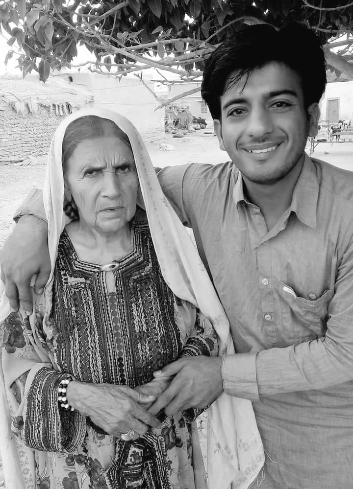 JanMohammadBal1's tweet photo. کیا شہید حیات بلوچ کے قاتل کو سزا مل گئی؟
یا حراست میں لینے کے نام پہ اسے محفوظ مقام دے دیا گیا؟
بلوچ قوم کا جذبہ بس  کچھ دنوں کے لیے تھا ؟
Hayat_Baloch _With_GrandMother
#JusticeForHayatBaloch https://t.co/lG6RLvMJxO