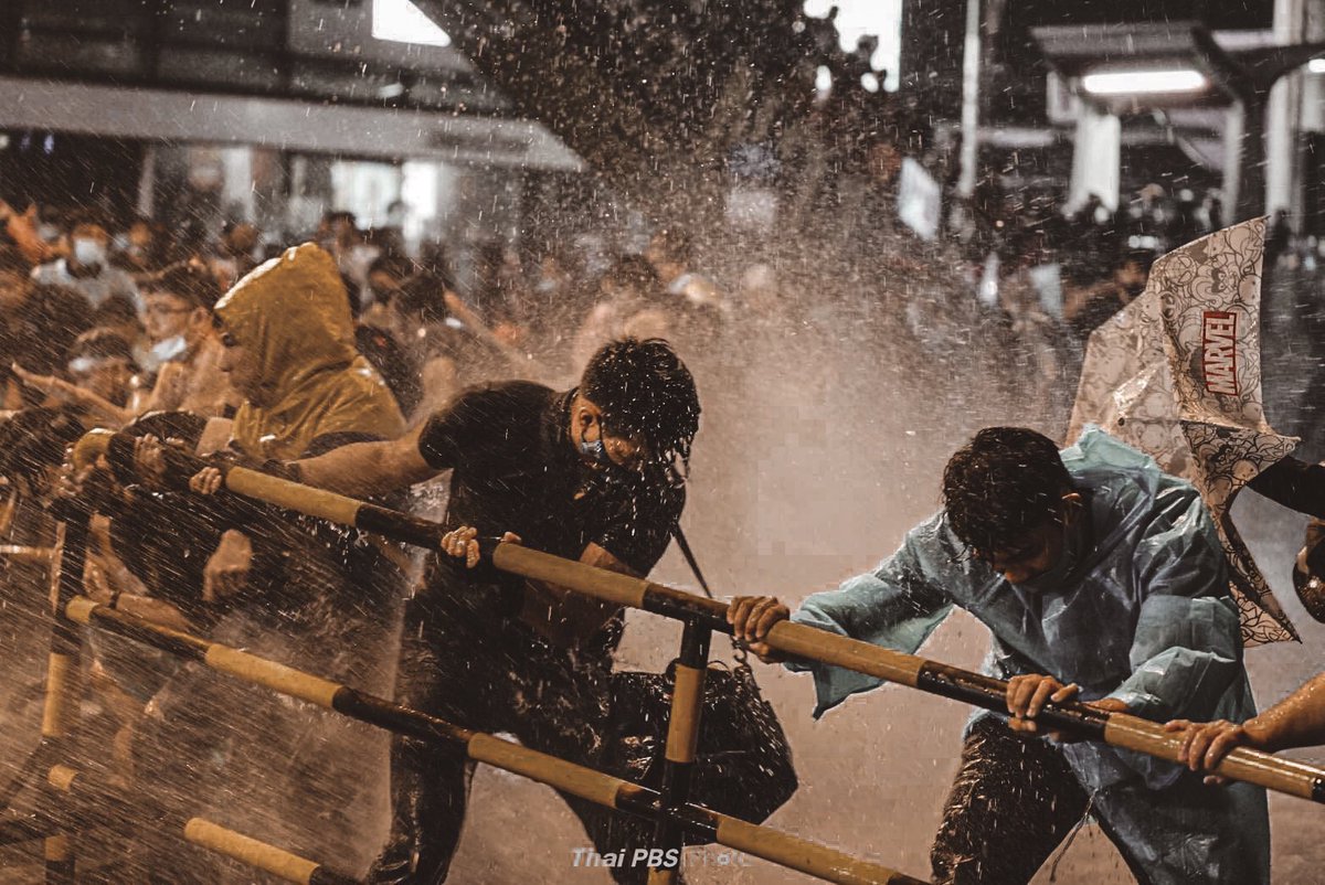democracy_10's tweet photo. ขอคนละ 1 รีได้ไหมคะ​ รีไปให้ติดเทรนโลกรีไปให้ทั่วโลกรู้ว่า #วชิราลงกรณ์เป็นฆาตกร รีไปให้รู้ว่าทหารและตำรวจประเทศนี้มันก็เป็นแค่หมารับใช้ 
#whatishappeninginthailand
#ม๊อบ16ตุลา #16ตุลาไปแยกปทุมวัน https://t.co/JdKkeUUUC2