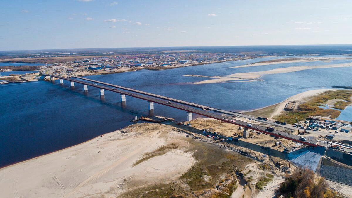 Запуск моста через Пур позволит связать Пуровский, Тазовский и Красноселькупский районы с основными транспортными магистралями округа. При этом важно, что платным мост будет только для грузовиков, остальные смогут проезжать бесплатно #ямал