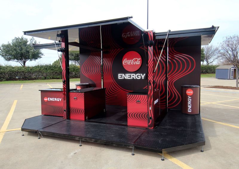 limemedia's tweet photo. #flashbackfriday to this Coke Energy Cube! Look how this cube can transform into something so magical and fun! Check out that 3D design vs the real deal...way to go #limemediateam! #limemediagroup #limemedia #coke #cokeenergy #experientialmarketing #dropcube @cocacola https://t.co/kBBQc5gmgs