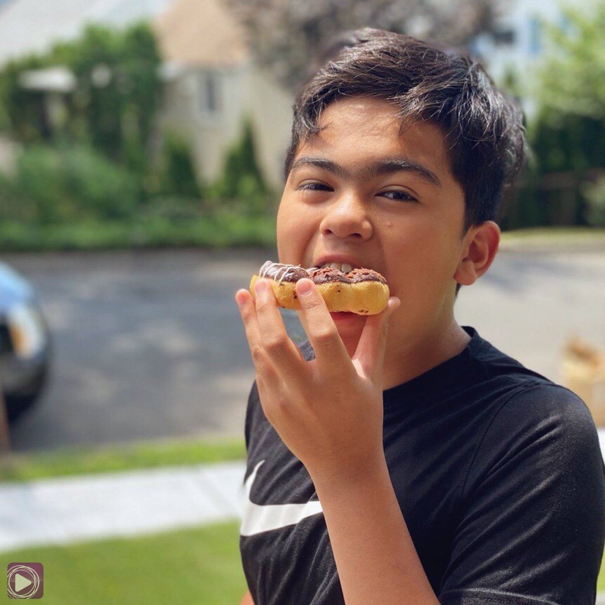 EBCDigitalNest's tweet photo. 🍩“You can’t buy happiness, but you can buy donuts &amp; that’s kind of the same thing.” [unknown]😋

It’s #FoodieFriday! Brothers Uriah &amp; Leo from #EBCNewJerseyBureau know the best way to end the week is to #treatyoself 🥳

📸 E. Vergara

#FriYAY #connectlearnshare #EBCDN #sweetlife https://t.co/q5v14ntgMj