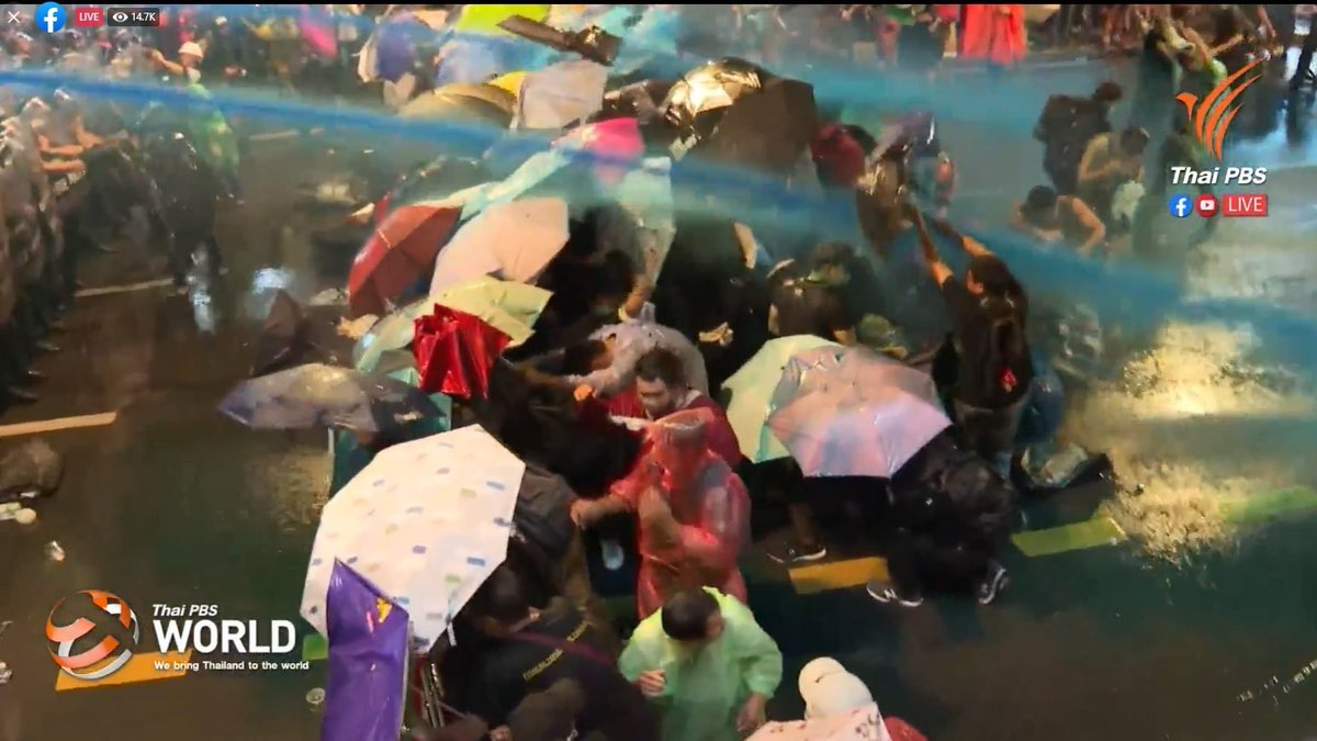 Littleheart9899's tweet photo. In Thailand right now, hundreds of armed cops are pushing against unarmed protesters with water cannons. Who knows what they are capable of doing next? This isn’t right. Please help us Thais spread this.

#วชิราลงกรณ์เป็นฆาตรกร #16ตุลาไปแยกปทุมวัน #WhatsHappeningInThailand https://t.co/UVJQIb16i8