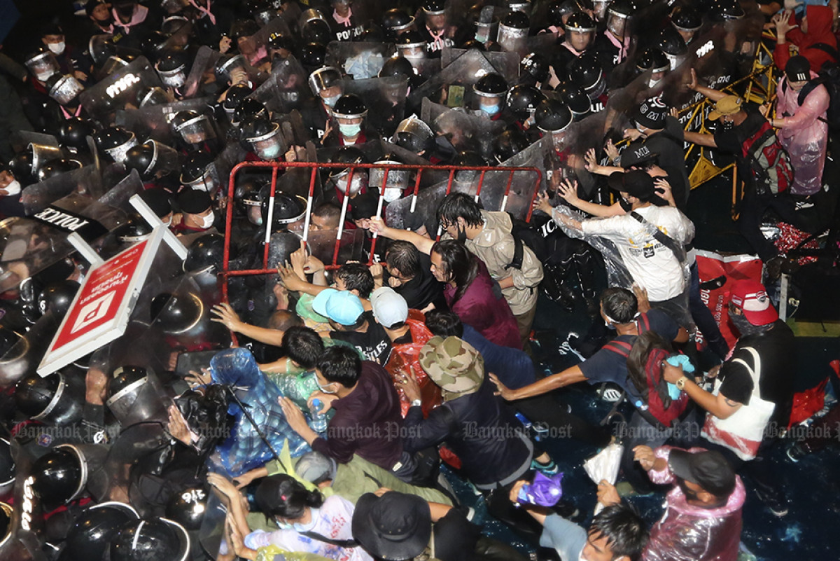 BangkokPostNews's tweet photo. Police used a water cannon against protesters at the #Pathumwan intersection in #Bangkok. #BangkokPost #Thailand 

More photos | https://t.co/HUVrFMm66B https://t.co/c9HtIj2zqU