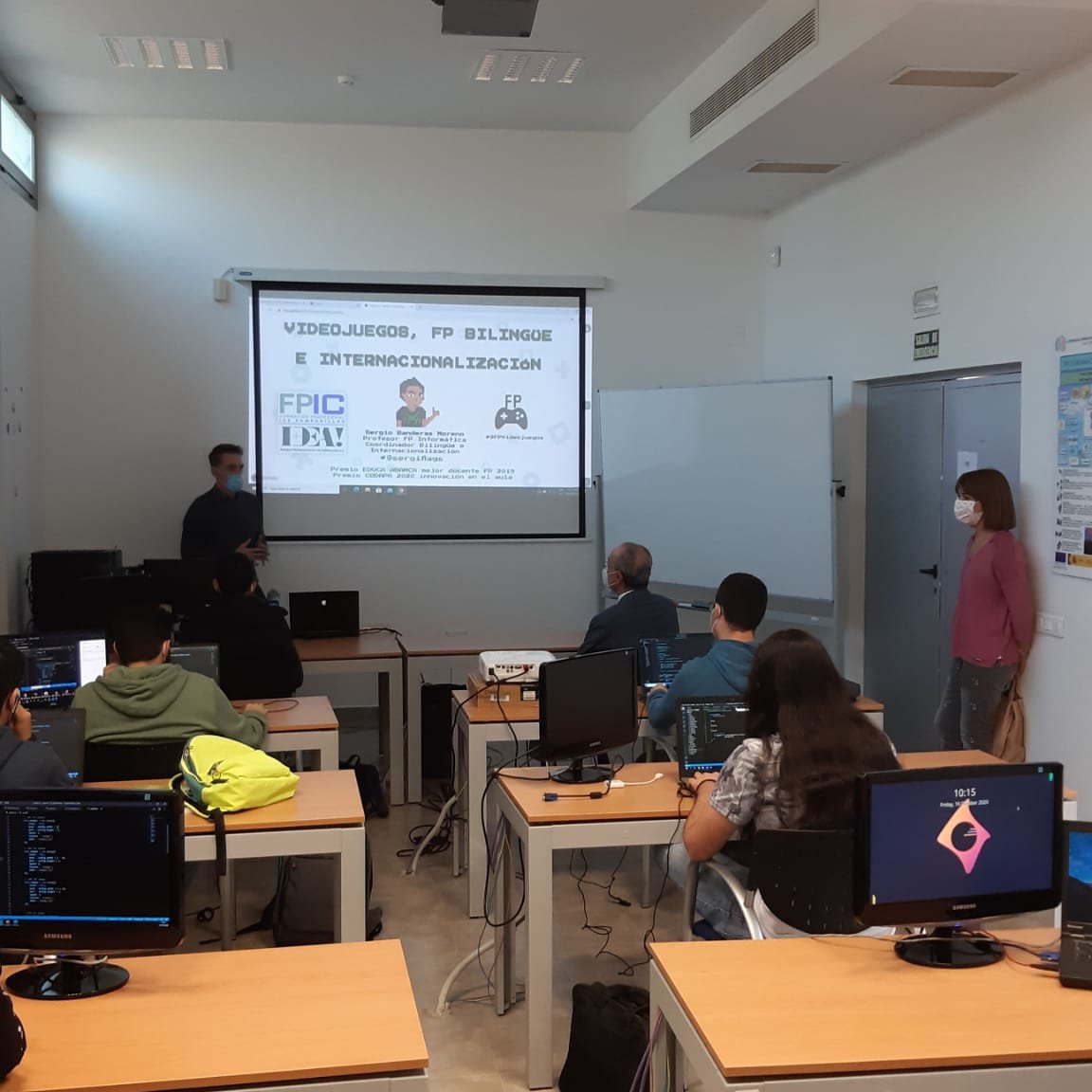 sergiflags's tweet photo. Muy agradecidos en @fpiescampa por la visita de @pacodelatorrep y su equipo @malaga
Gran honor tenerlo sentado en mi clase y con interés en mis líneas de trabajo @FPvideojuegos #FPBilingue #SoftSkills #Internacionalización
Le hemos transmitido la realidad y necesidades de #FP https://t.co/ZtBuFgDITE