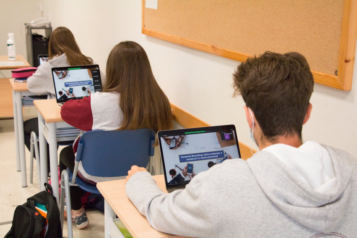 C_Mas_Camarena's tweet photo. Los alumnos de #Bachillerato han asistido a una videoconferencia impartida por el Social Media Strategist, @hugolopez_c. Una actividad enmarcada dentro del @DIMASPROJECT1 del que es participe nuestro colegio. #SEPIE #ErasmusPlus https://t.co/cWiVdRqFjO