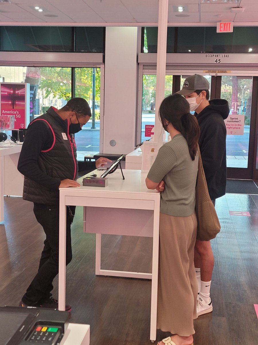 Walnut Creek ready for iPhone 12 Pre-Order. Helping our first customer of the day with iPhone 12 Preorder. #DubC #BayAreaNorth #CustomerFirst <a href="/KevinMurray3/">Kevin Murray</a> <a href="/antosh_cole/">Antosh Cole</a> <a href="/rwashley1/">Rob Ashley</a>