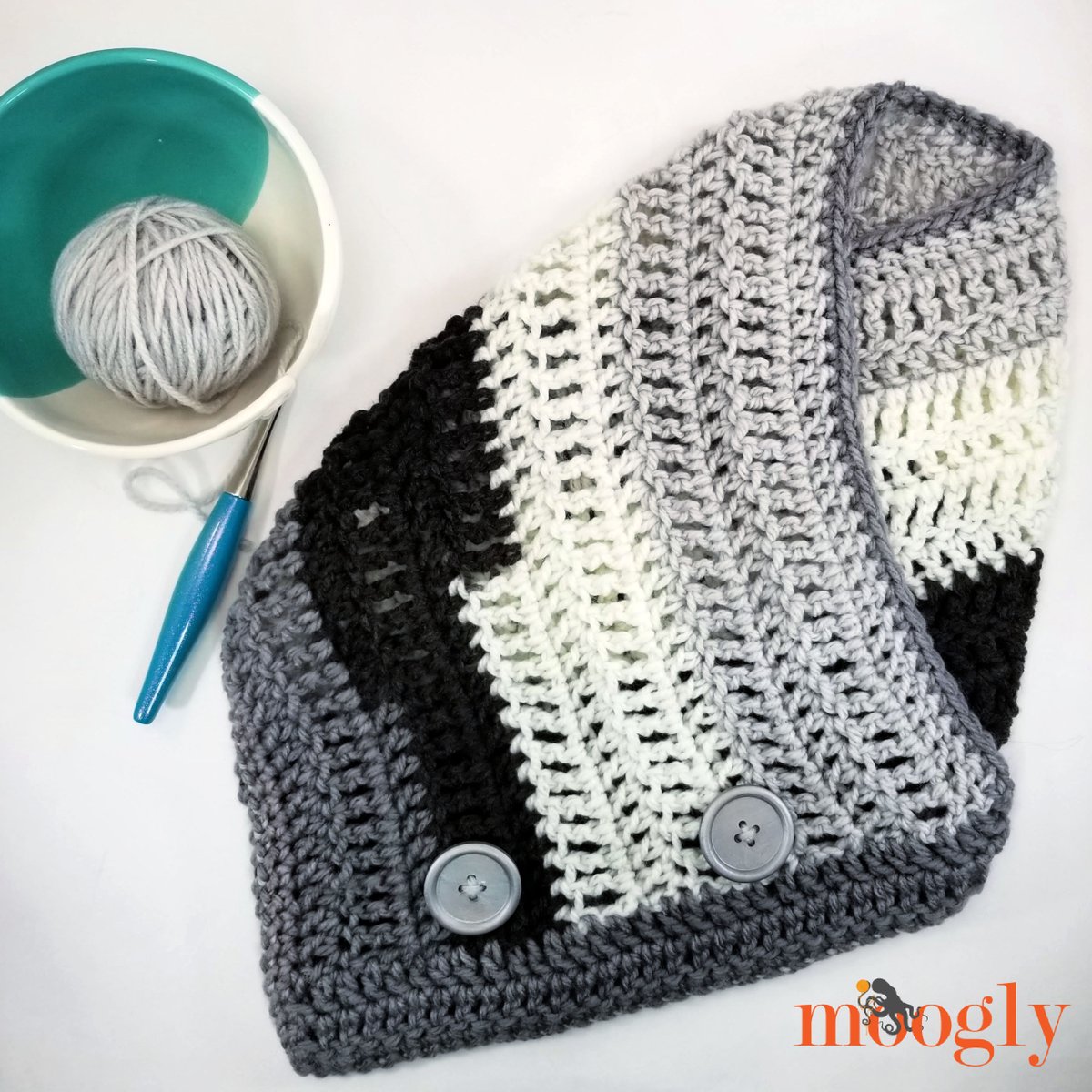 mooglyblog's tweet photo. The Easy One Skein Bandana Cowl is just what it says on the label! Start whipping up a holiday gift every evening with this free crochet cowl pattern with @Yarnspirations1 Bernat Pop! https://t.co/jc24Ru6iCU #crochet #freecrochetpatterns https://t.co/VWp64YuQD8