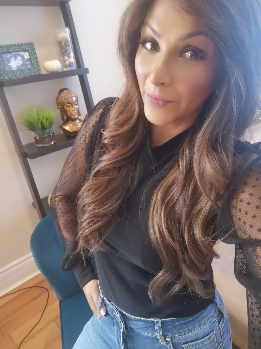 Catch me if you can! Sharing a chair with the ladies of <a href="/TheSocialCTV/">The Social</a> today for the #AllTalkEdition 🙌🏽
Lots of hot topics, hope you can tune in, 1pm EST <a href="/CTV/">CTV</a>
#FridayFeeling