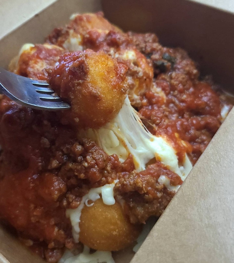 TIPsBrampton's tweet photo. Arancini Poutine...?
.
.
.
#italianfood #foodporn #Italian #bestinbrampton #Brampton #pizza #ciboitaliano #calabria #calabrese #cucinaitaliana #tegliaromana #teglia #woodfiredpizza #newyorkpizza #rome #imadoughboy #instapizza #pasta #panino #paninoteca https://t.co/6toZIqNHo7