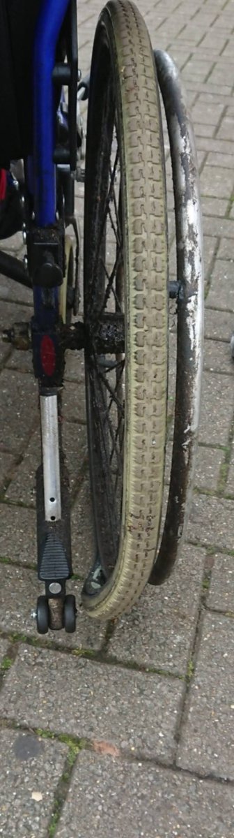 Quick thread: I& #39;m deleting my Twitter ASAP. The reason I& #39;m going is I was nearly killed today by a driver obstructing a drop kerb & tactile paving. He drove at me as my carer photographed him, as I tried to negotiate a higher kerb because he was obstructing the drop kerb.  @YPLAC